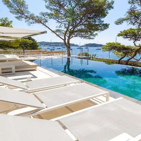 Pakleni View Villa: Seafront Splendor With Infinity Pool *