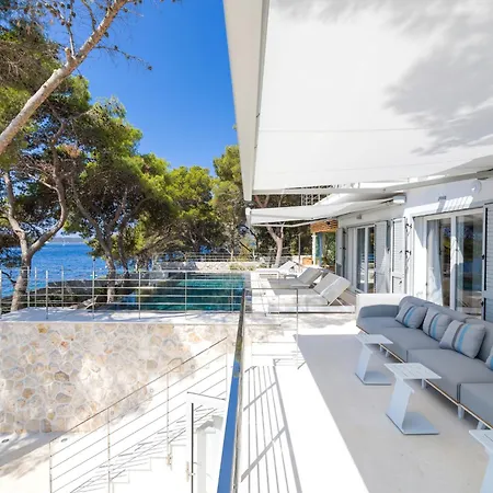 Pakleni View Villa: Seafront Splendor With Infinity Pool