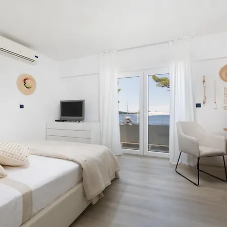 Pakleni View Villa: Seafront Splendor With Infinity Pool *