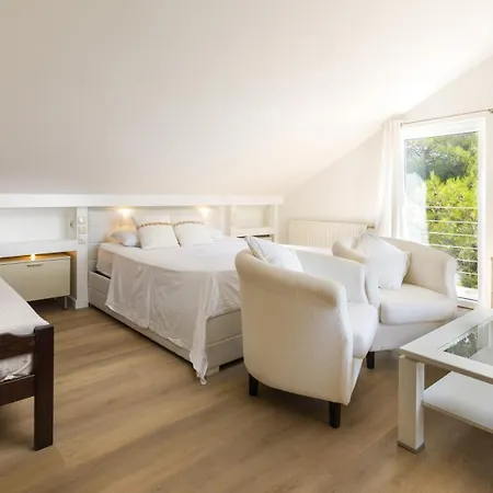 Villa Pakleni View Villa: Seafront Splendor With Infinity Pool *