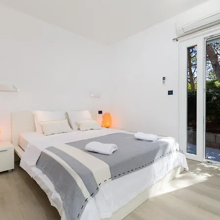 Pakleni View Villa: Seafront Splendor With Infinity Pool Villa *