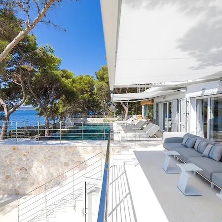 Pakleni View Villa: Seafront Splendor With Infinity Pool